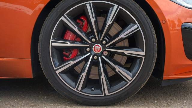 В качестве опции доступны карбон-керамические диски диаметром 398 мм и 380 мм, а также шести- и четырехпоршневые ярко-желтые моноблочные суппорты