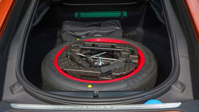 Запаска занимает почти весь багажник