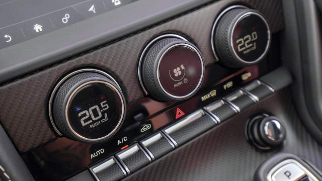 Климатом также можно управлять с сенсорного экрана