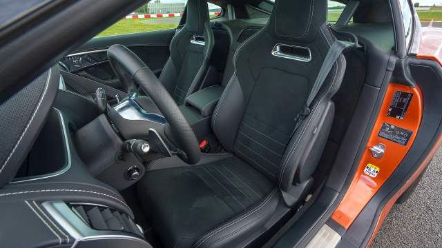 Спортивные кресла комфортны и хорошо держат в поворотах