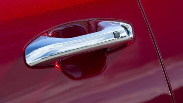 Хромированные ручки дверей — признак дорогих версий