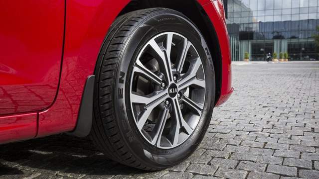 Максимальный размер дисков — 16 дюймов. Базовые колеса 15-дюймовые стальные