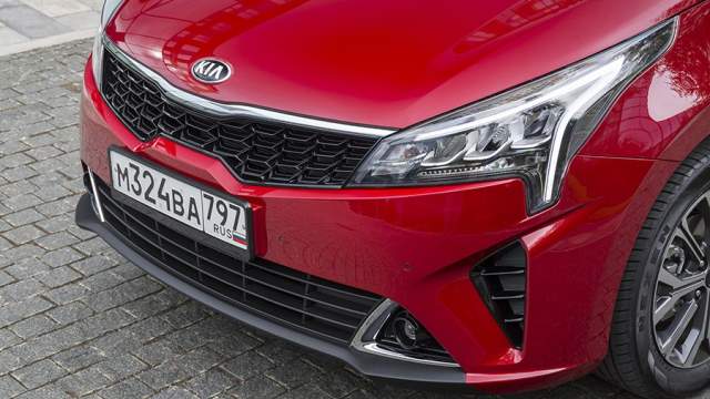 Фары у топ-версии полностью светодиодные, со статической подсветкой поворотов