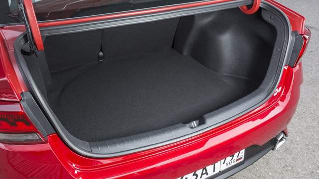 Объем багажника — 480 л. Кнопки на крышке по-прежнему нет, но появилась «интеллектуальная» система открывания