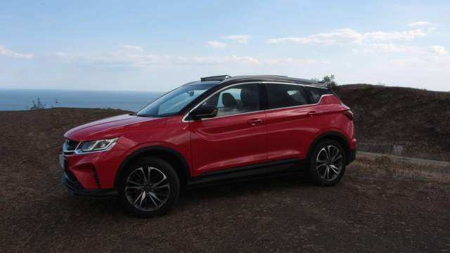 Венцом Gelly Coolray стала панорамная крыша и люк, его по всем правилам спереди прикрывает складная рамка с сеткой для ловли мух