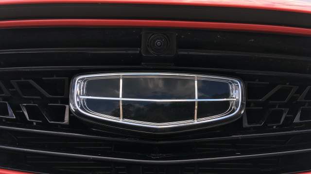 Фронтальная камера «прячется» над решеткой радиатора под капотом, она же будет использоваться при включении встроенного видеорегистратора. Кстати, рассматривать дорожное покрытие во все шесть камер можно и во время движения, правда, на скорости не более 30 км/ч