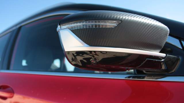 «Максималка» у кроссовера напичкана камерами, в новом Geely их сразу шесть, две из которых находятся в зеркалах