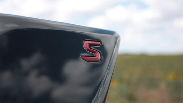 И снова дорогие комплектации можно идентифицировать по алой букве S, которая красуется по обеим сторонам антикрыла