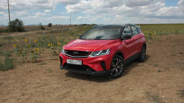 Второй комплект нетипичных для европейских и азиатских автопроизводителей украшательств прячется позади: огромное, сложной архитектуры антикрыло-спойлер венчает стык крыши и пятой двери, и из-под юбки торчат сразу четыре раструба выхлопной системы