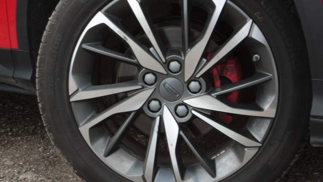 При первом взгляде на кроссовер, сказать, что он родом из Поднебесной, сложно, но при более детальном изучении Coolray, «китайщину», хоть её и очень мало, всё же можно заметить. Чего стоят суппорта, по кругу выкрашенные в красный, правда эта опция доступна лишь в «топе»