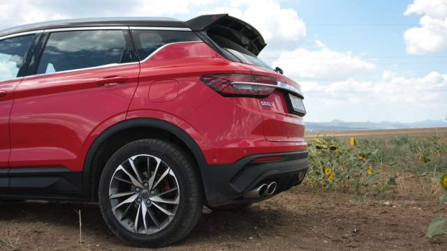 Корма «кулрея» выглядит симпатично и довольно аппетитно. За счет протянувшихся по бортам характерных ребер жесткости и хромированных молдингов, которые в районе багажника начинают стремиться в направлении друг друга, силуэт автомобиля выглядит динамично и современно