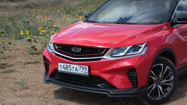 «Морда» у компактного кроссовера яркая, запоминающаяся и ни на кого не похожа. Это раньше китайцы всё копировали, потом старались преображать, теперь же научились творить сами