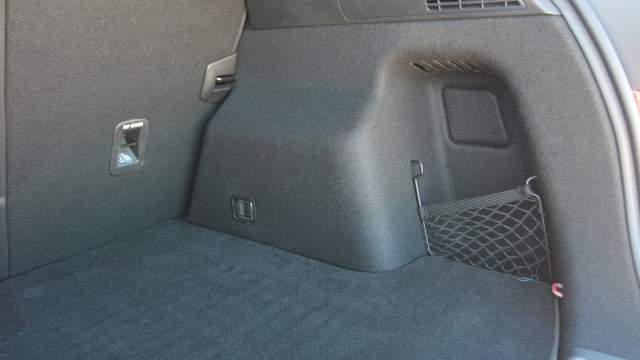 Объем багажника равен 330 л., но он довольно вместительный: расстояние между полом и полкой приличное (46 см), да и по бокам разместились ниши, куда можно спрятать всякие автомобильные мелочи