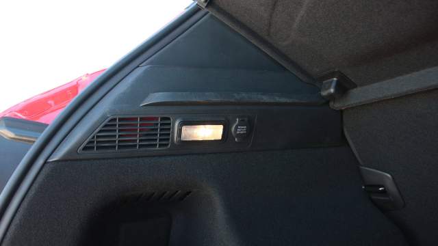 Запасное колесо, домкрат, знак аварийной остановки и прочие авто инструменты спрятаны в багажнике под полом. За освещение отвечает крошечный фонарь, который вдобавок почему-то расположен не на потолке или пятой двери, а на кузове сбоку, но и этого скудного света можно легко лишиться, если забить багажник вещами под завязку. Рядом с ним есть гнездо розетки на 12V. Странно, почему подкованные во всяческих технических ухищрениях китайцы не додумались интегрировать туда обычную розетку на 220V