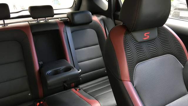 Geely Coolray построен на новой платформе BMA, благодаря которой сзади в салоне стало больше места, пассажирам больше не нужно поджимать колени или искать куда пристроить ноги. Правда атлетичный дизайн кузова «съел» примерно 10 см от ширины дивана, но это почти незаметно: двое взрослых могут свободно разместиться сзади, отгородившись друг от друга убирающимся в спинку подлокотником