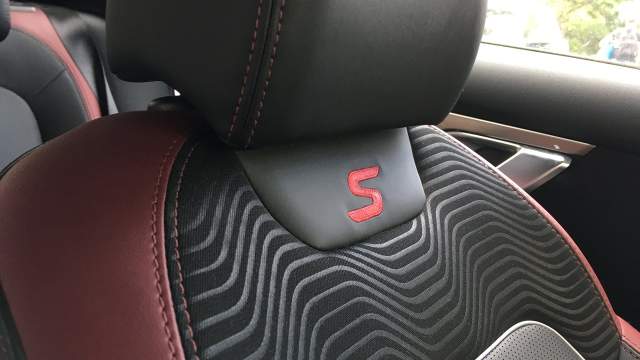 Литера S — характерная отличительная черта топовых комплектаций «кулрея» — встречается и в салоне: они вышита на спинках передних кресел (строчка ровная, без косяков и торчащих ниток) и нанесена на алюминиевые накладки на порогах