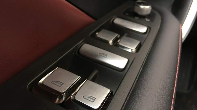 Сборка салона качественная, между панелями нет зазоров, которые со временем начинают раздражающе скрипеть и дребезжать. Кнопки открывания окон на водительской двери расположены эргономично, их без труда находишь даже на ощупь