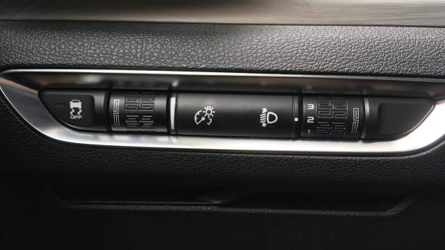 Собранная в геометрический узор монограмма G — первая буква бренда Geely — традиционно встречается и в дизайне кнопок и всевозможных крутилок компактного кроссовера