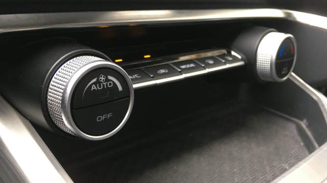 Панель управления климатом в Geely Coolray лаконична и продублирована в «цифре» на центральном планшете, чтобы вызвать меню настроек климат-контроля, нужно нажать на соответствующую иконку приложения, либо просто «смахнуть» вверх. Отдельных кнопок для включения подогрева передних сидений, в привычном своем виде, нет, функция спрятана всё в том же цифровом меню настроек климата