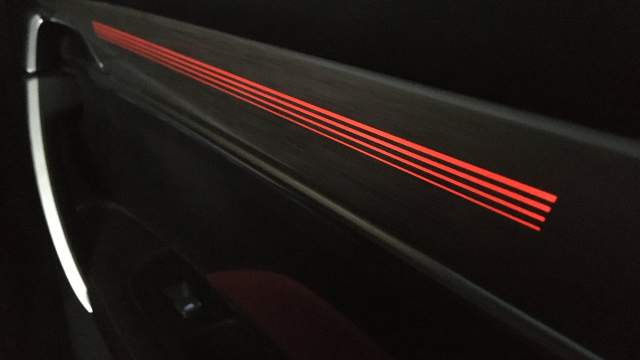 Подсветка интегрирована в панели салона очень качественно и совершенно незаметна в светлое время суток, это уже не светодиодная лента, которую вклеили в стыки между молдингами