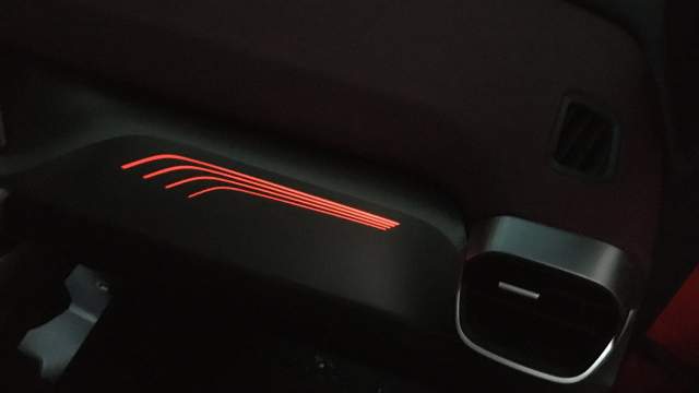 Амбиентная подсветка вариативна: голубой, красный и золотой. По умолчанию, цвета меняются в зависимости от выбранного режима езды, однако водитель может установить один постоянный, которые наиболее приятен глазу