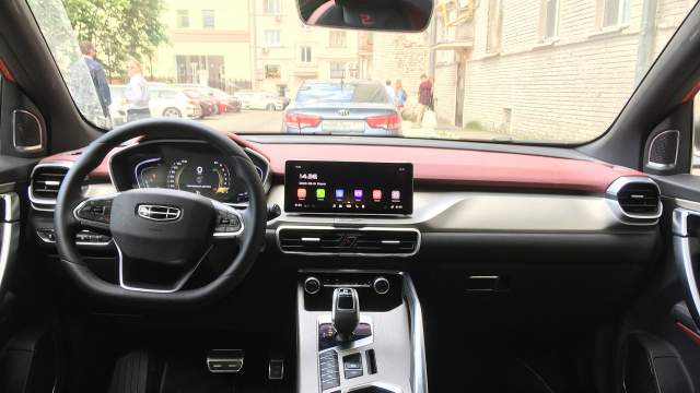 Рельефный мульти-руль со срезанным в нижней части ободом, цифровая комбинация приборов с отличной графикой плюс стильная центральная консоль с 10-дюймовым «планшетом» «мультимедийки», лаконичным блоком климата