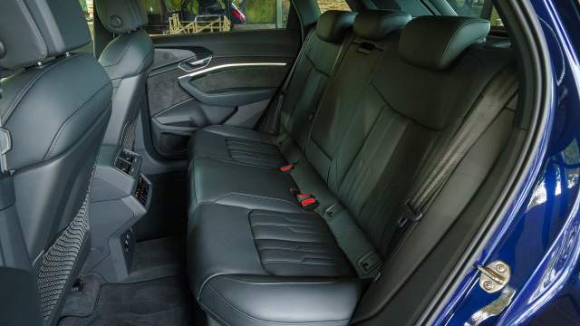 На заднем ряду просторно, есть отдельный блок управления климатом