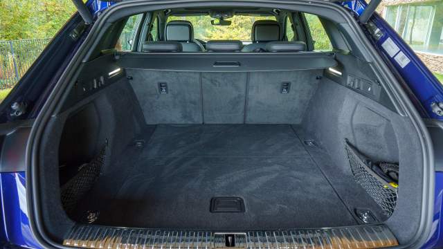 Объем багажника — 660 литров. В подполье расположена докатка