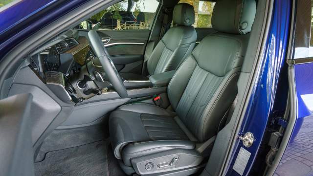 Боковую поддержку сидений можно настроить под себя