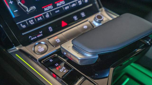 Традиционная для автомобилей кнопка запуска сочетается с непривычным селектором трансмиссии