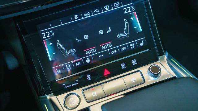 С помощью нижнего дисплея можно управлять климатом