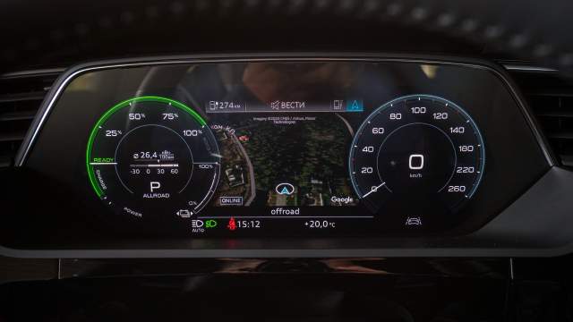 Приборная панель показывает расход киловаттчасов на 100 км