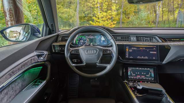 Интерьер выполнен в традиционной для Audi стилистике