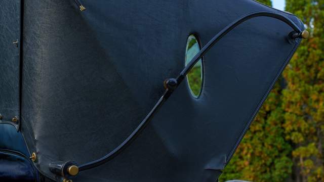 У складного верха стеклянные окошки