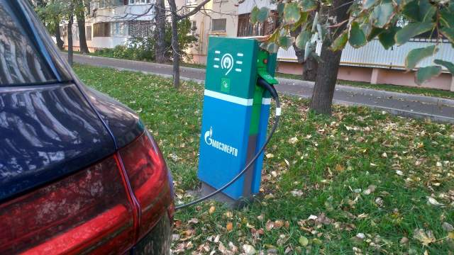 Зарядки «Мосэнерго» работают от карты «Тройка». Сначала нужно вставить кабель в станцию, потом в машину, иначе процесс на запустится
