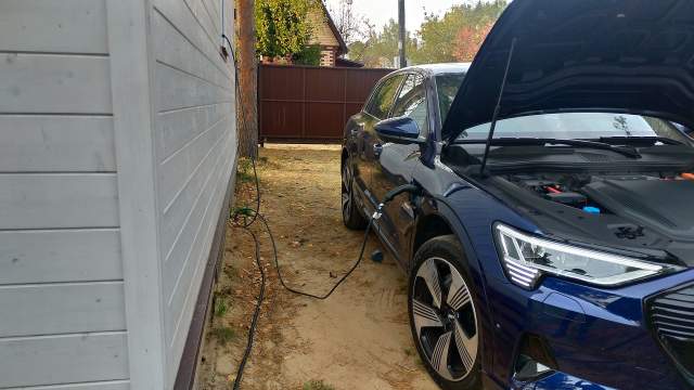 Правый зарядный порт — опция. Левый — для быстрой зарядки от суперчарджера