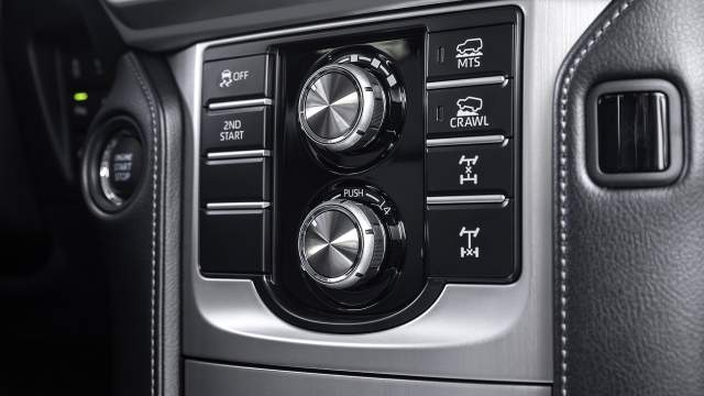 За управление внедорожными функциями отвечает массивный блок