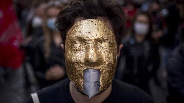  Theater workers, dancers and people working in the culture and entertainment sector attend a protest against the new lockdown measures for Covid-19 pandemic, on October 30, 2020 in Rome, Italy. The protest is organized to protest against the government restriction measures of closing cinemas, movie theaters and gyms to contain the spread of coronavirus (Covid-19) pandemic. Italy registered over 26,800 new infections and 217 deaths in the last 24 hours.