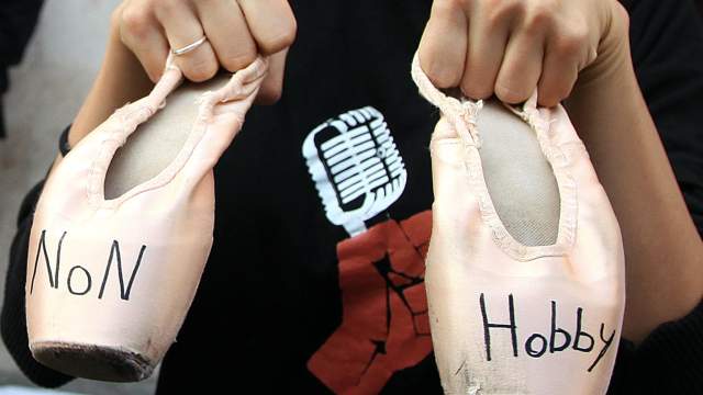  Theater workers, dancers and people working in the culture and entertainment sector attend a protest against the new lockdown measures for Covid-19 pandemic, on October 30, 2020 in Rome, Italy. The protest is organized to protest against the government restriction measures of closing cinemas, movie theaters and gyms to contain the spread of coronavirus (Covid-19) pandemic. Italy registered over 26,800 new infections and 217 deaths in the last 24 hours.