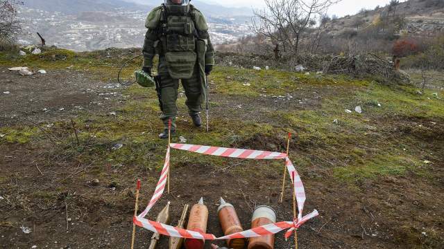 Мины огорожены специальной лентой.