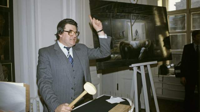 Александр Анатольевич Ширвиндт, артист Московского академического театра Сатиры, заслуженный артист РСФСР, проводит художественный аукцион Советского фонда культуры. 