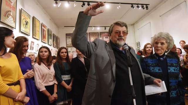 Художественный руководитель Московского академического театра Сатиры Александр Ширвиндт (в центре) выступает на открытии выставки, посвященной 90-летию театра Сатиры и своему 80-летию. Справа - народная артистка СССР Вера Васильева. 