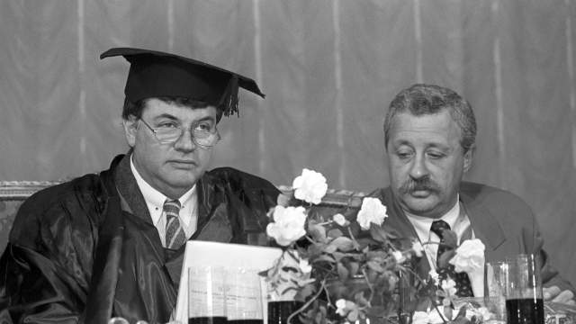 лен жюри фестиваля юмора и сатиры "Золотой Остап-93" президент "Академии авторитетов" артист и режиссер Александр Ширвиндт (слева) и ведущий Леонид Якубович. 1 ноября 1993 года