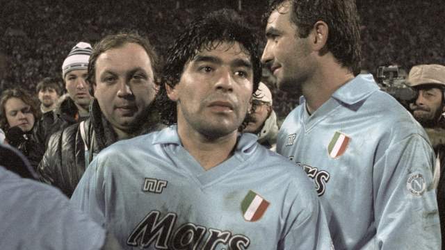 Игрок итальянской команды "Наполи" Диего Марадона (в центре) после матча с московской командой "Спартак".