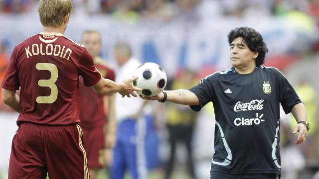 Главный тренер сборной Аргентины Диего Марадона (справа) и игрок сборной России Денис Колодин.