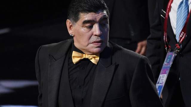 Ассистент жеребьевки аргентинский футболист Диего Марадона перед началом официальной жеребьевки чемпионата мира по футболу 2018.