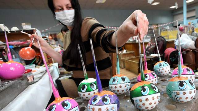 Художница расписывает стеклянный новогодний шар 