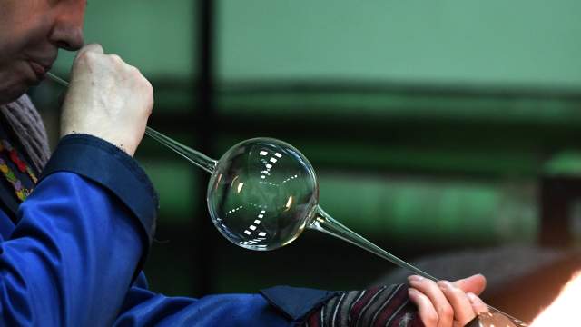 Стеклодув создаёт стеклянный шар