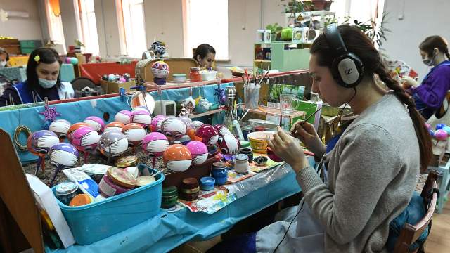 Художницы расписывают стеклянные новогодние шары 