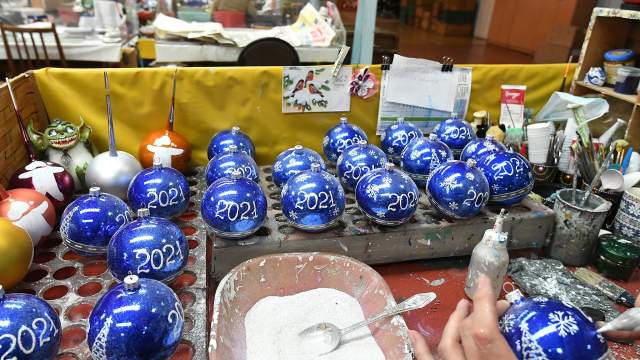 Стеклянные новогодние шары, расписываемые вручную, на рабочем столе художницы